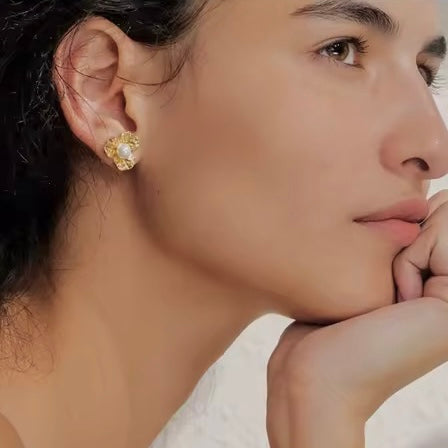 Blomst øredobber detalj, feminine smykker Norge