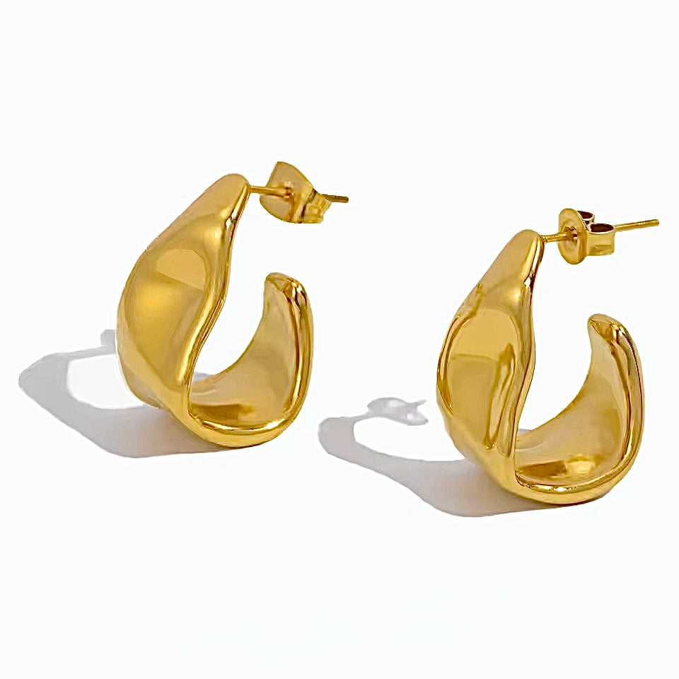 Catherin Hoops øredobber i 18K gull – sidevisning