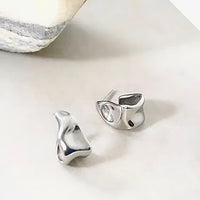 Catherin Hoops øredobber i 18K gull – på modell