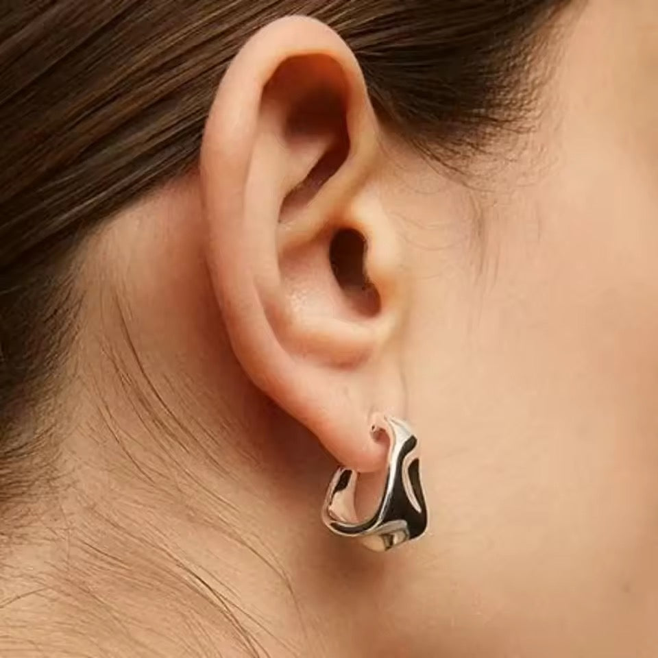 Catherin Hoops øredobber i 18K gull – detalj