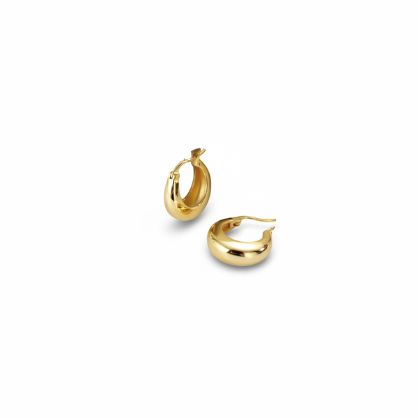 Gold hoop earrings – hvit bakgrunn, svak skygge