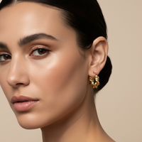 Iselin Twisted Hoops på modell