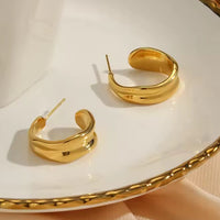 Anna Hoops 18K gullforgylt stål detalj, premium øredobber
