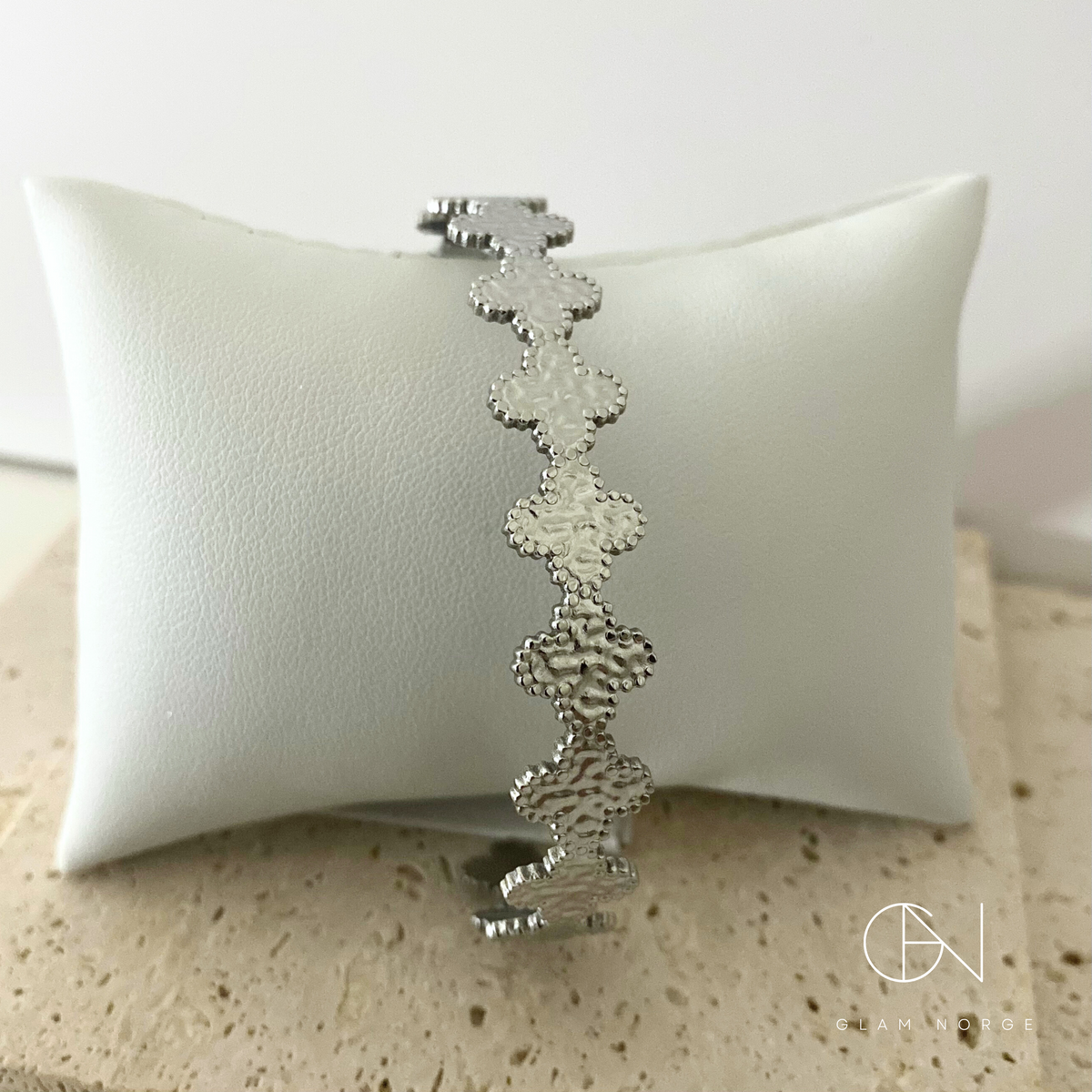 Anine armbånd på håndledd, moderne design