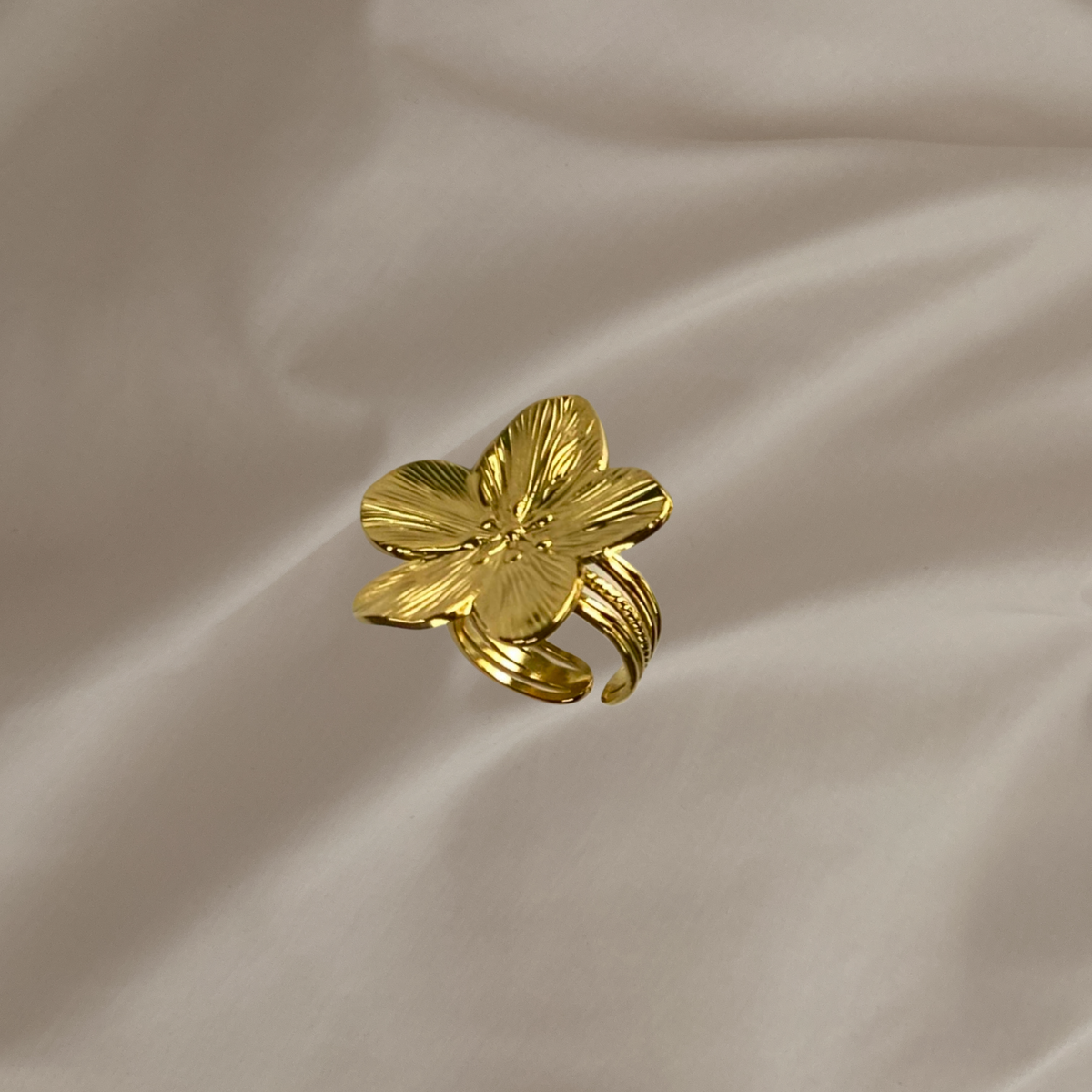 Flower statement ring 18K gull